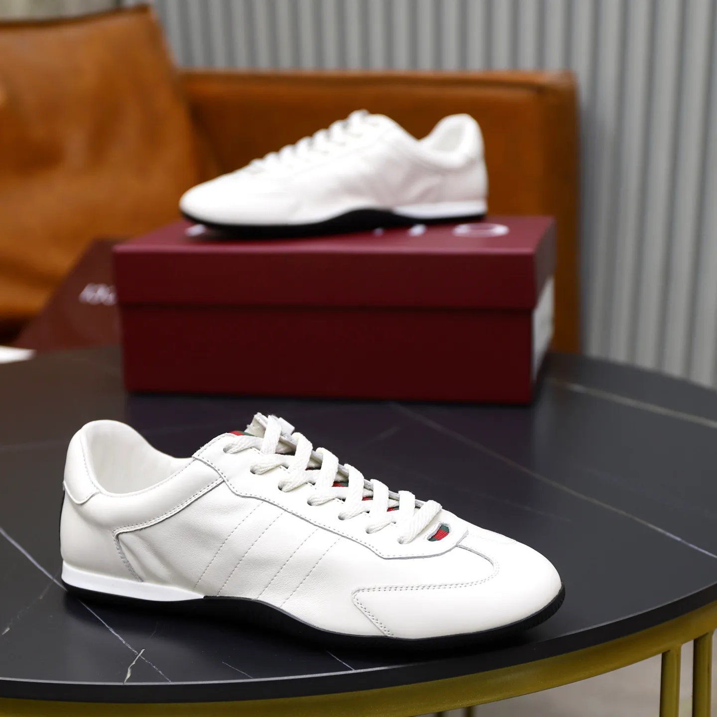 Ex-factory price: 580💰💰Gucci Shift series couple's sports shoes ❗❗ The Gucci Shift series is newly launched, with a lightweight design that reinterprets sports style. The neat silhouette adds a sense of freedom and exudes sophistication when moving. The webbing detail runs like an endless ribbon throughout the design, and the side seam details add a finishing touch. ❗Original development ❗Washed effect cowhide upper ❗Two-color Tpu outsole ❗Size: Female 35-41 Male 39-45